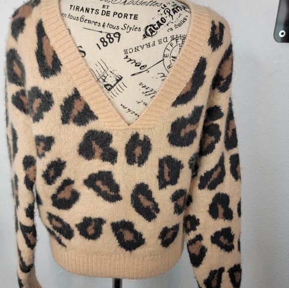 Victoria's Secret Pink XS Sweater V-Back Neck Animal Print Fuzzy - Picture 2 of 9